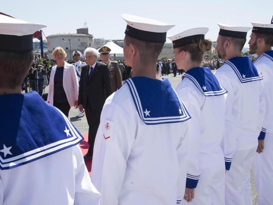 Il presidente della Repubblica Sergio Mattarella accompagnato dalla ministra della Difesa Roberta Pinotti passa in rassegna un reparto schierato durante la celebrazione della giornata della Marina Militare a Civitavecchia. (Ansa)