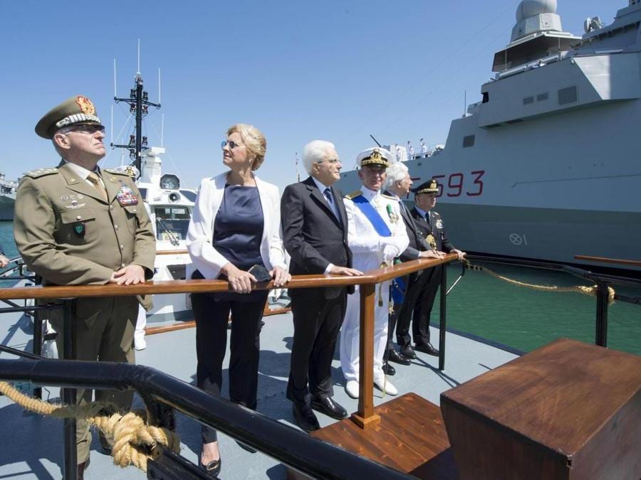 Il presidente della Repubblica Sergio Mattarella (c) con il ministro della Difesa Roberta Pinotti (2s) il capo di Stato Maggiore della Difesa Claudio Graziano (s), il capo di Stato Maggiore della Marina Valter Girardelli (3d) e il consigliere militare Roberto Corsini (d) durante la celebrazione della giornata della Marina Militare a Civitavecchia. (Ansa)