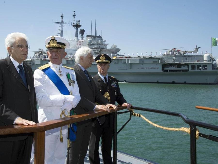 Il presidente della Repubblica Sergio Mattarella con il capo di Stato Maggiore della Marina Valter Girardelli (2s) durante la celebrazione della giornata della Marina Militare a Civitavecchia. (Ansa)