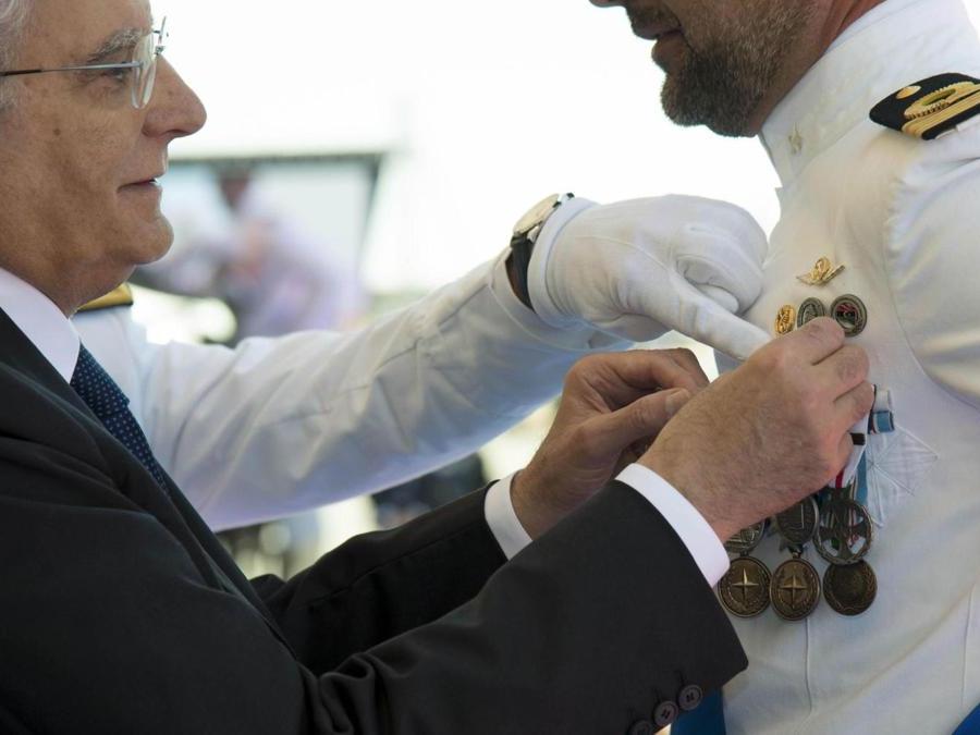 Il presidente della Repubblica Sergio Mattarella durante la celebrazione della giornata della Marina Militare a Civitavecchia. (Ansa)