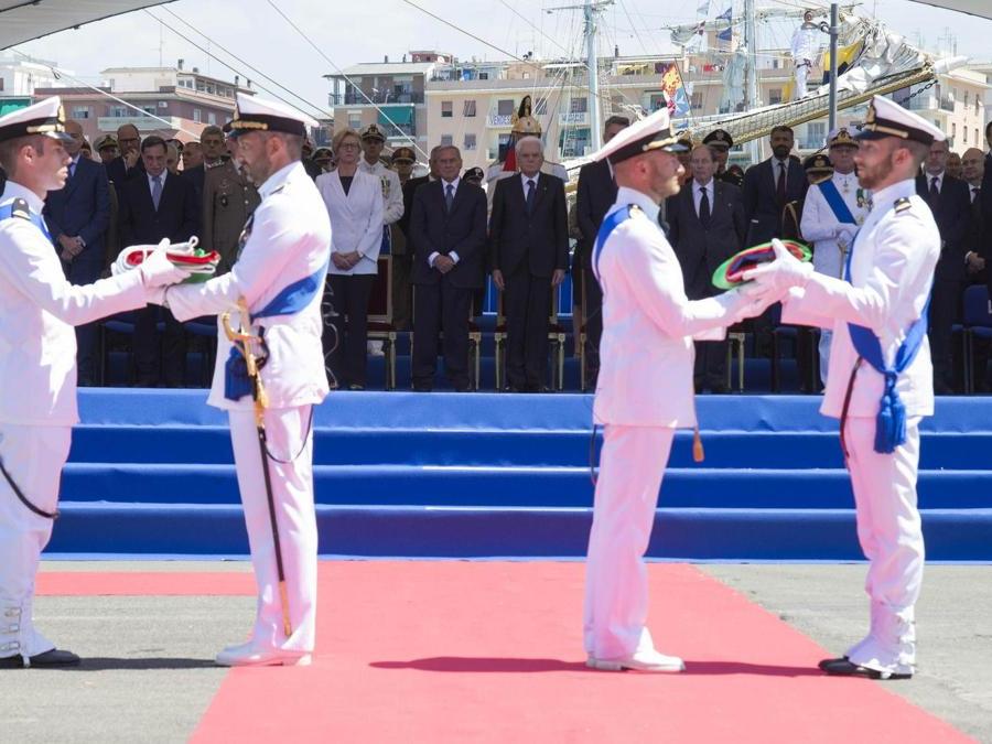Il presidente della Repubblica Sergio Mattarella (c) durante la celebrazione della giornata della Marina Militare a Civitavecchia. (Ansa)