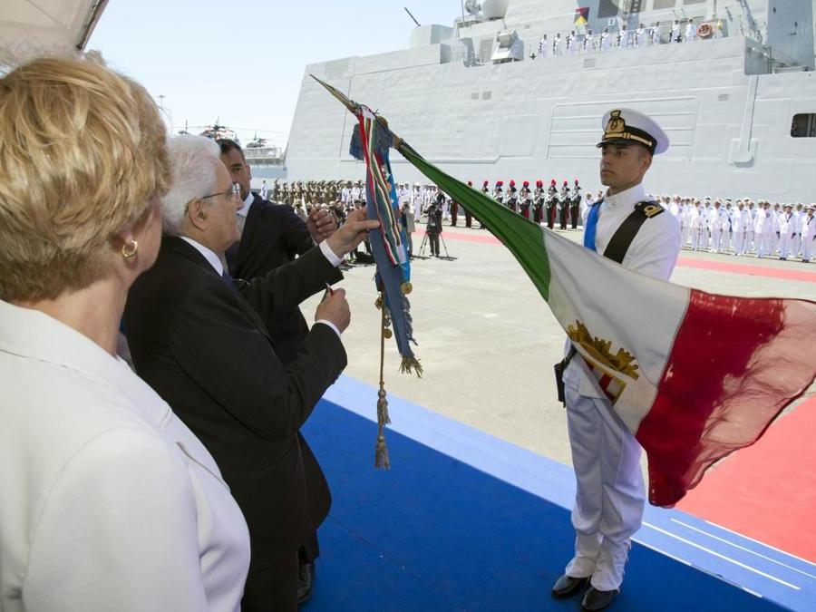 Il presidente della Repubblica Sergio Mattarella consegna la medaglia di bronzo al Valor civile alla bandiera della Marina Militare e delle Forze Navali durante la celebrazione della giornata della Marina Militare a Civitavecchia. (Ansa)
