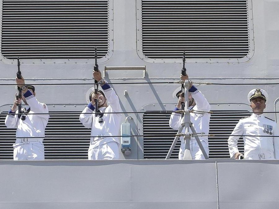 Un momento della celebrazione della giornata della Marina Militare, Civitavecchia. (Ansa)