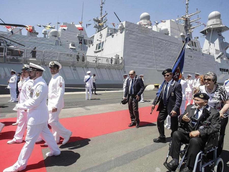 Un momento della celebrazione della giornata della Marina Militare, Civitavecchia. (Ansa)