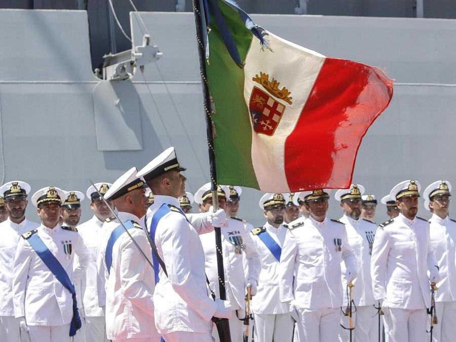 Un momento della celebrazione della giornata della Marina Militare, Civitavecchia. (Ansa)