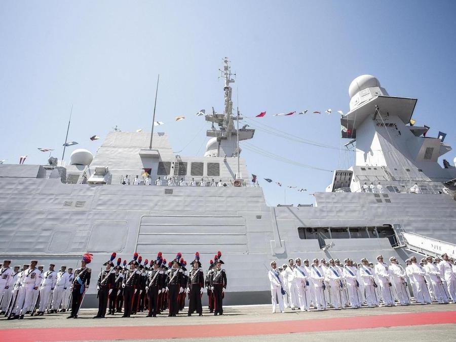 Un momento della celebrazione della giornata della Marina Militare, Civitavecchia. (Ansa)
