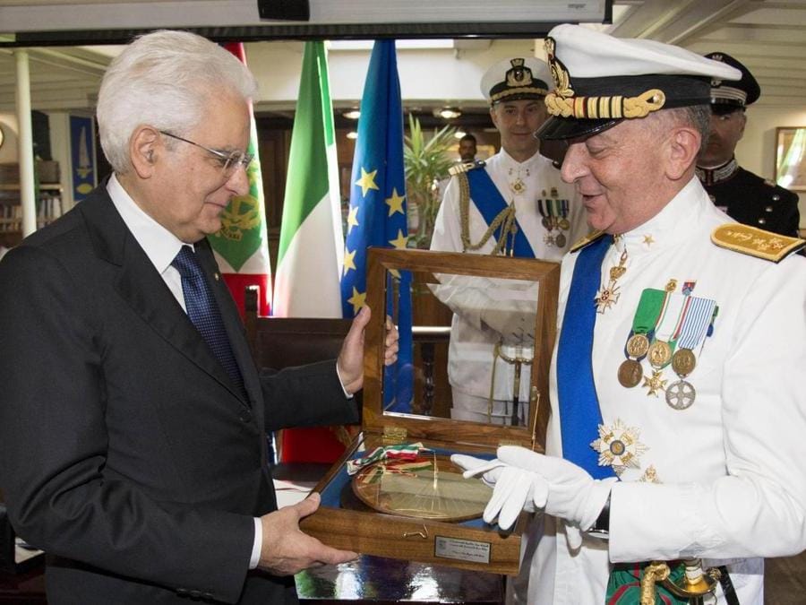 Il presidente della Repubblica Sergio Mattarella durante la celebrazione della giornata della Marina Militare, Civitavecchia. (Ansa)