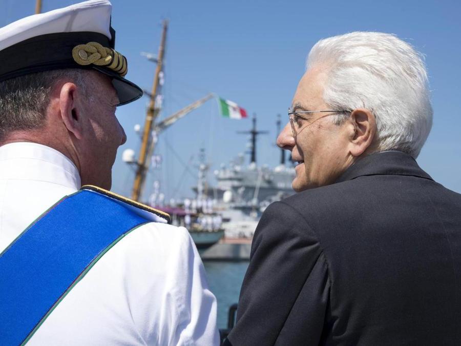 Il presidente della Repubblica Sergio Mattarella durante la celebrazione della giornata della Marina Militare, Civitavecchia. (Ansa)