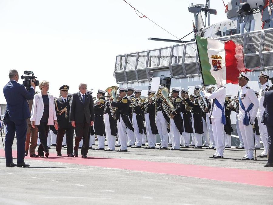 Il ministro della Difesa Roberta Pinotti e il presidente della Repubblica Sergio Mattarella (D) durante la celebrazione della giornata della Marina Militare, Civitavecchia. (Ansa)