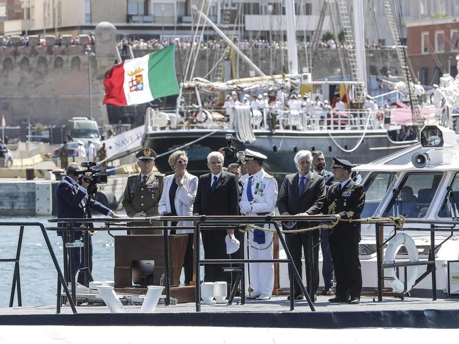 Il ministro della Difesa Roberta Pinotti e il presidente della Repubblica Sergio Mattarella (III da S) durante la celebrazione della giornata della Marina Militare, Civitavecchia. (Ansa)