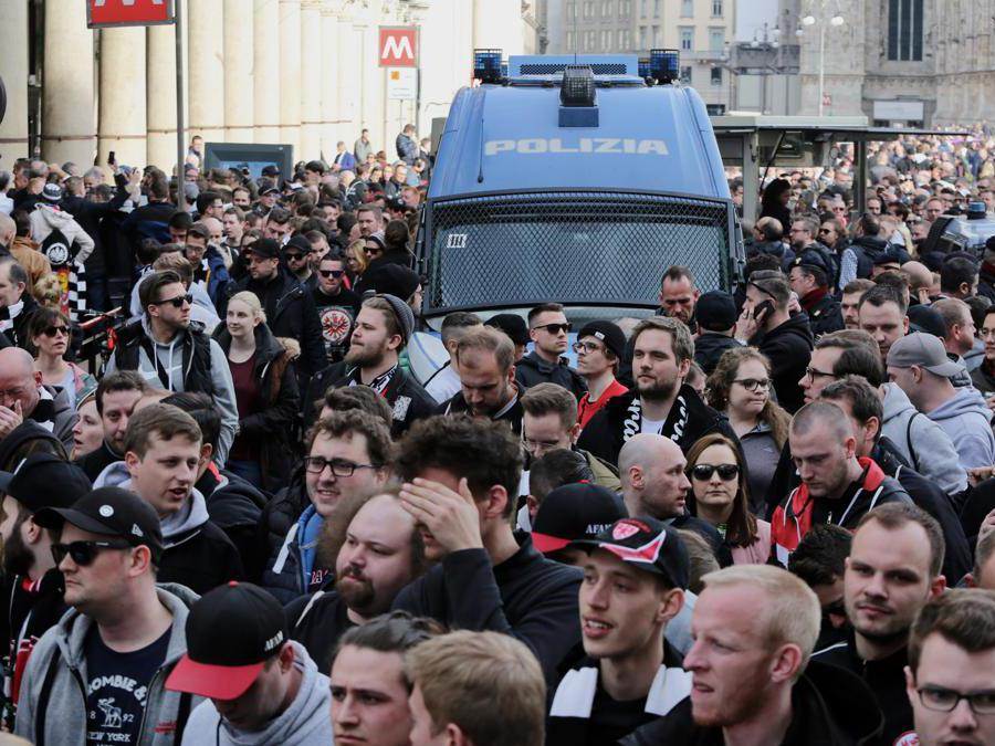 Nella foto migliaia di tifosi tedeschi defluiscono da piazza Duomo verso lo stadio di San Siro a piedi (Massimo Alberico/Fotogramma)