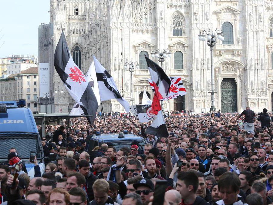 Tifosi dell’Eintracht Francoforte in piazza del Duomo (Massimo Alberico/Fotogramma)