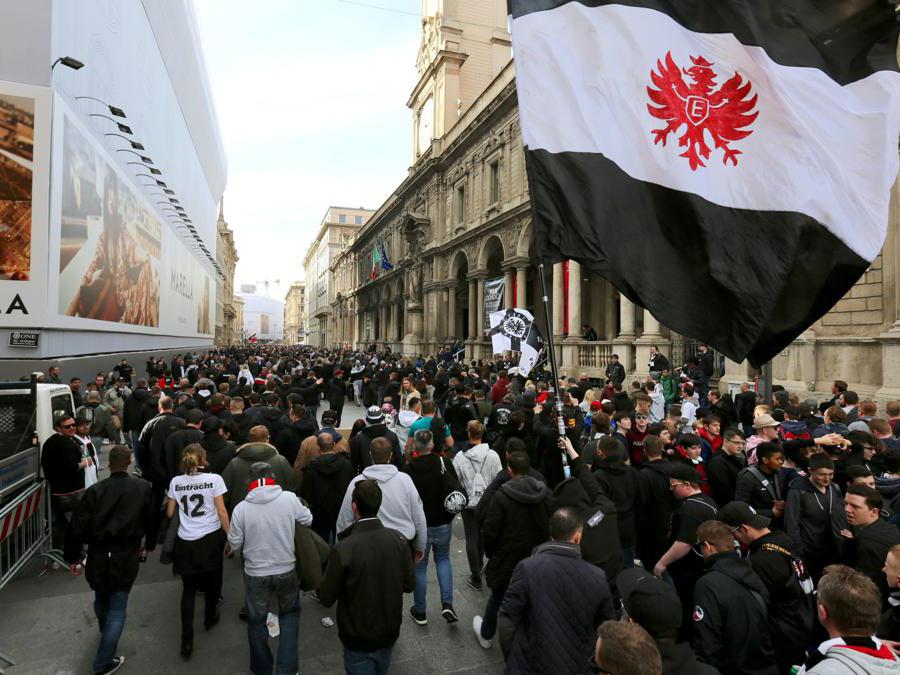 Tifosi dell’Eintracht Francoforte in piazza del Duomo. Nella foto migliaia di tifosi tedeschi defluiscono da piazza Duomo verso lo stadio di San Siro a piedi (Massimo Alberico/Fotogramma)