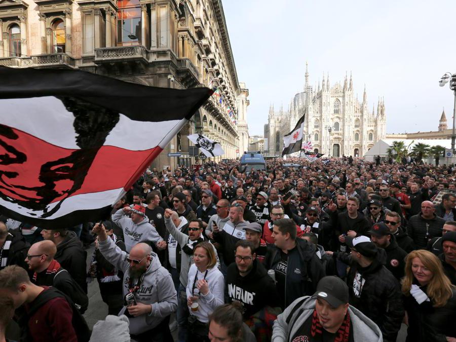 Tifosi dell’Eintracht Francoforte in piazza del Duomo. (Massimo Alberico/Fotogramma)