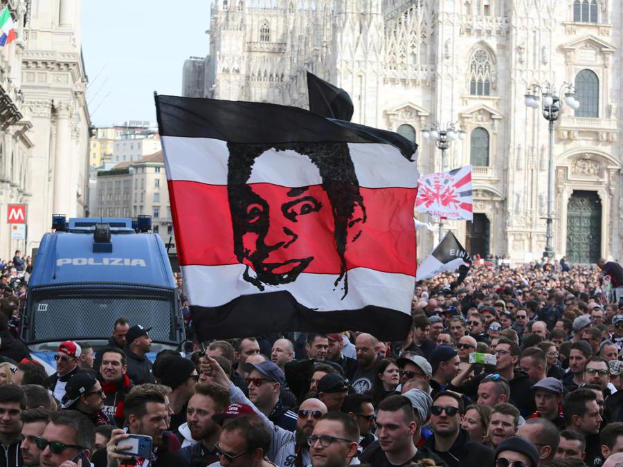 Tifosi dell’Eintracht Francoforte in piazza del Duomo. Nella foto migliaia di tifosi tedeschi defluiscono da piazza Duomo verso lo stadio di San Siro a piedi (Massimo Alberico/Fotogramma)
