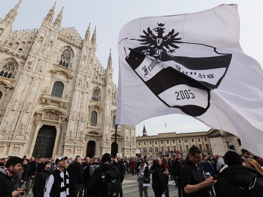 Nella foto tifosi dell’Eintracht Francoforte in piazza del Duomo sventolano la loro bandiera (Massimo Alberico/Fotogramma)