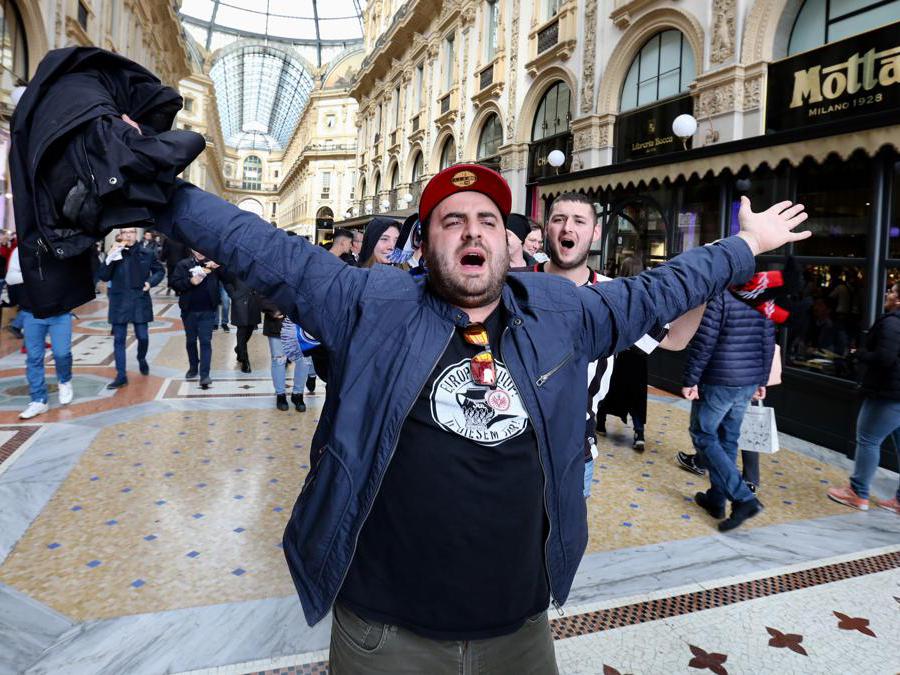 Un tifoslo dell’Eintracht Francoforte in Galleria Vittorio Emanuele II in piazza del Duomo (Massimo Alberico/Fotogramma)