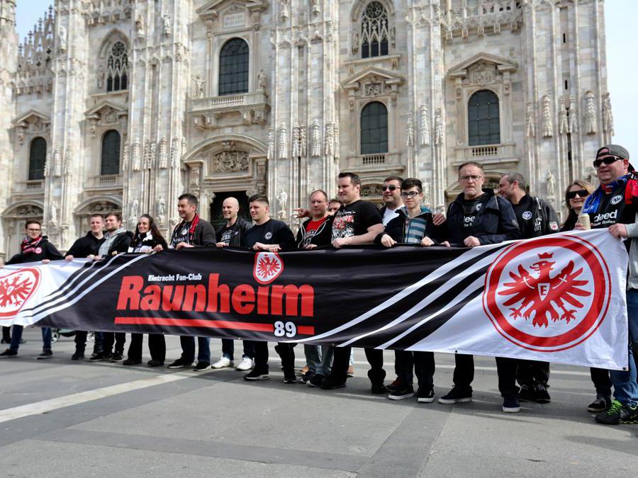 Tifosi dell’Eintracht Francoforte in piazza del Duomo (Massimo Alberico/Fotogramma)