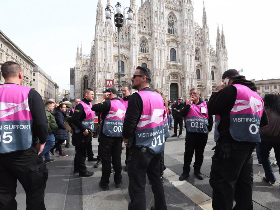 Tifosi dell’Eintracht Francoforte in piazza del Duomo (Massimo Alberico/Fotogramma)