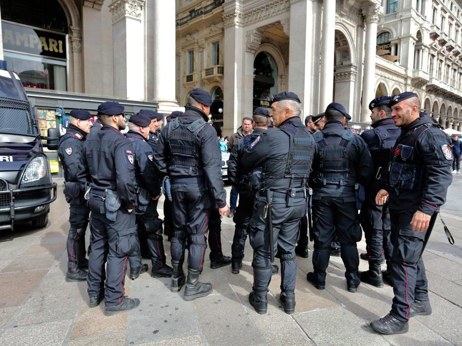 Polizia in piazza del Duomo (Massimo Alberico/Fotogramma)