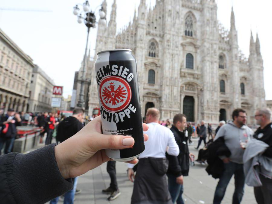 Tifosi dell’Eintracht Francoforte in piazza del Duomo (Massimo Alberico/Fotogramma)