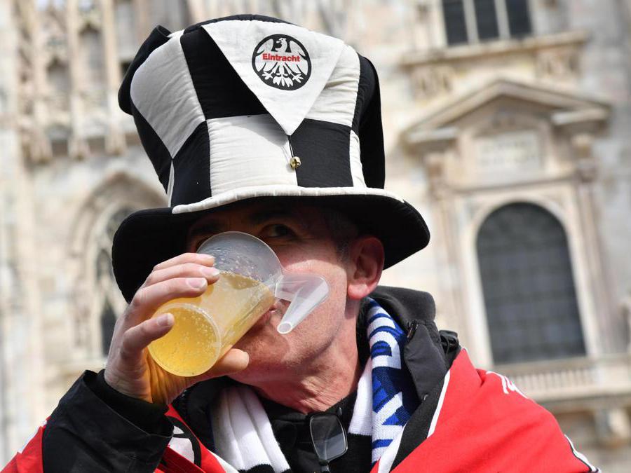Un tifoso dell’Eintracht Frankfurt mentre beve birra (Ansa/Daniel Dal Zennaro)