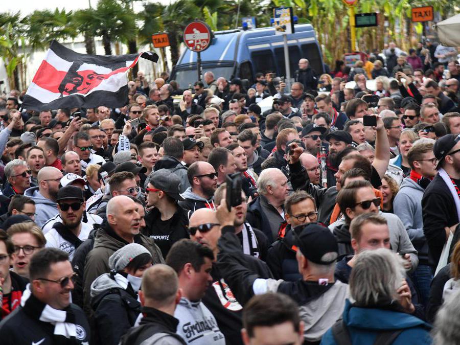 I tifosi dell’Eintracht Frankfurt si muovo da piazza Duomo verso lo stadio Giuseppe Meazza (Ansa/Daniel Dal Zennaro)