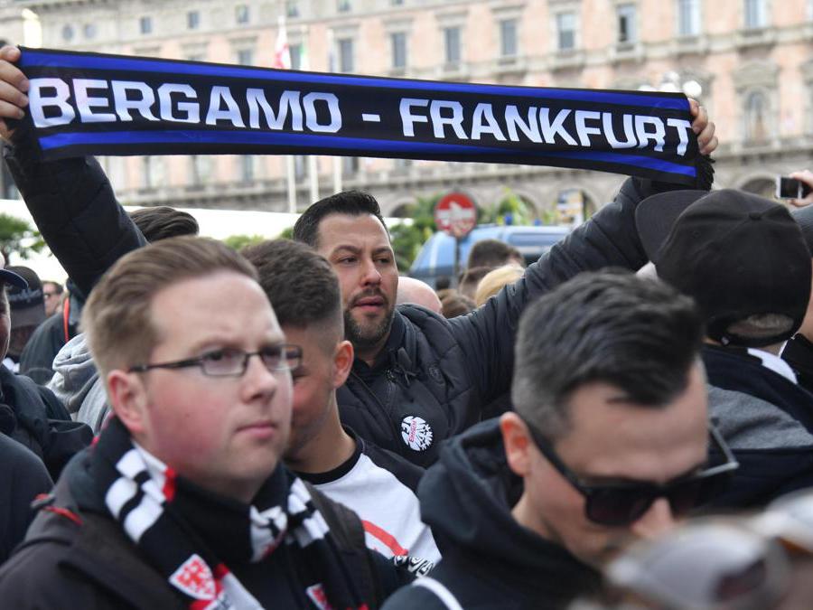 Un tifoso dell’Eintracht Frankfurt i con la sciarpa (Ansa/Daniel Dal Zennaro)