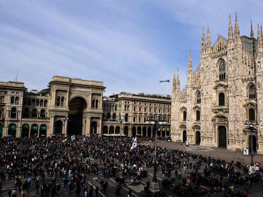 Migliaia di tifosi dell’Eintracht Francoforte in piazza del (Miguel Medina/Afp)