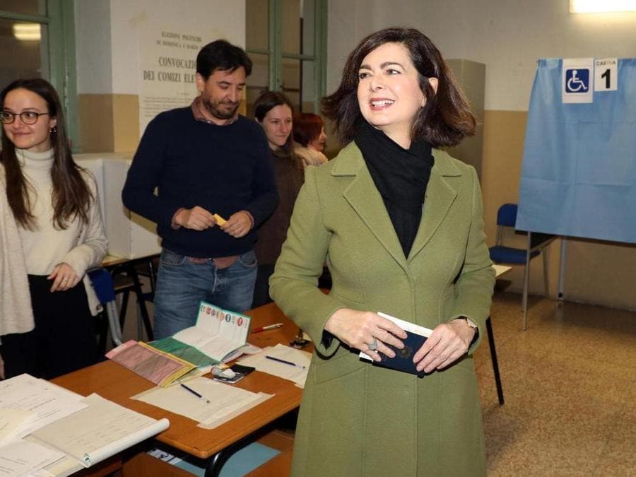 La presidente della Camera e candidata di LeU, Laura Boldrini, vota nella sezione 169 del seggio allestito al liceo Berchet di Milano (ANSA / MATTEO BAZZI)