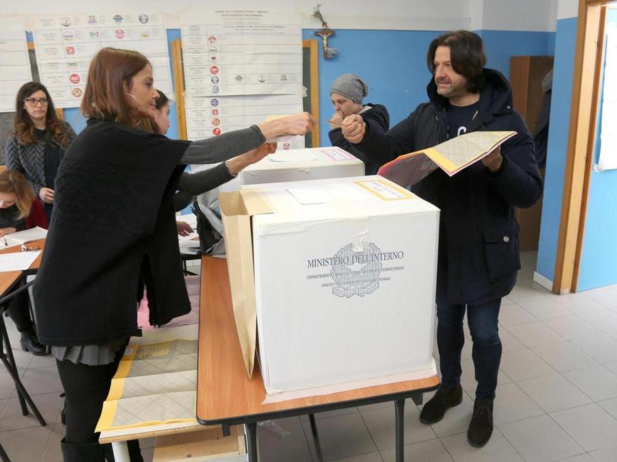 Salvatore Caiata, candidato del M5s al collegio uninominale della Camera di Potenza-Lauria, vota nella sezione 19, allestita in una scuola di via Bramante a Potenza (ANSA/ TONY VECE)