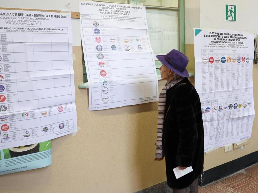 Operazioni di voto presso il seggio elettorale allestito all'interno del liceo Berchem di Milano in via della Concordia 26 (ANSA / MATTEO BAZZI)