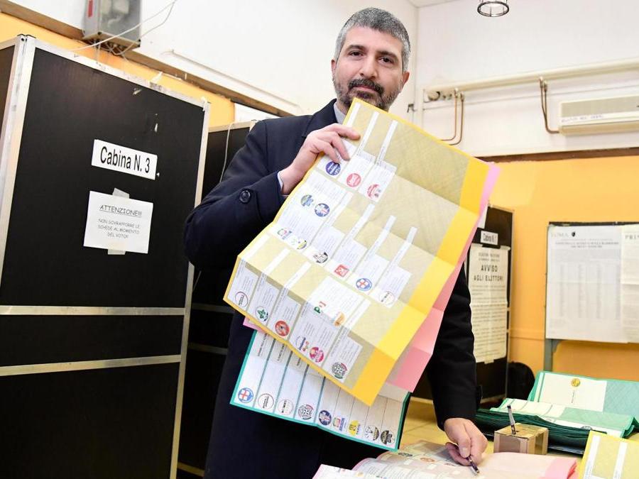Simone Di Stefano, leader di Casapound, Roma (ANSA/ETTORE FERRARI)
