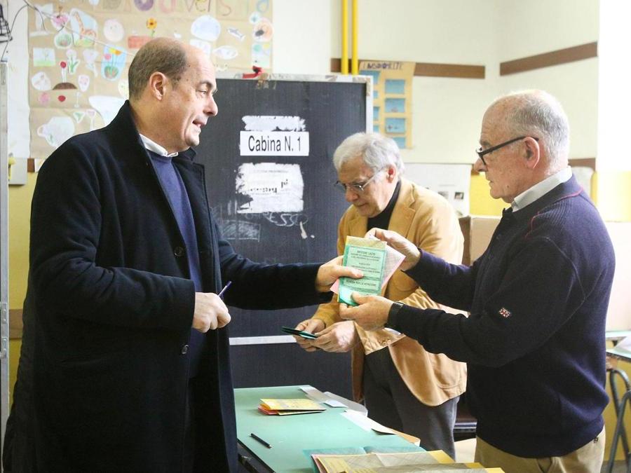 Il presidente della Regione Lazio Nicola Zingaretti vota nel seggio allestito nella scuola di via Antonio Mordini a Roma (ANSA/ VINCENZO TERSIGNI)