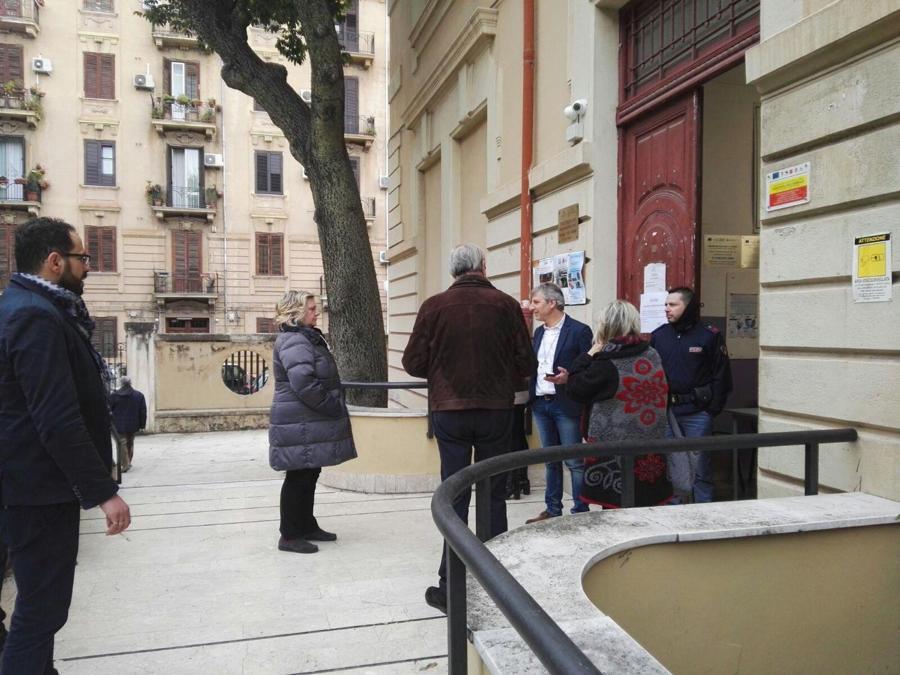 Elezioni: ritardi apertura di alcuni seggi a Palermo. Un seggio chiuso (ANSA/ MIKE PALAZZOTTO)
