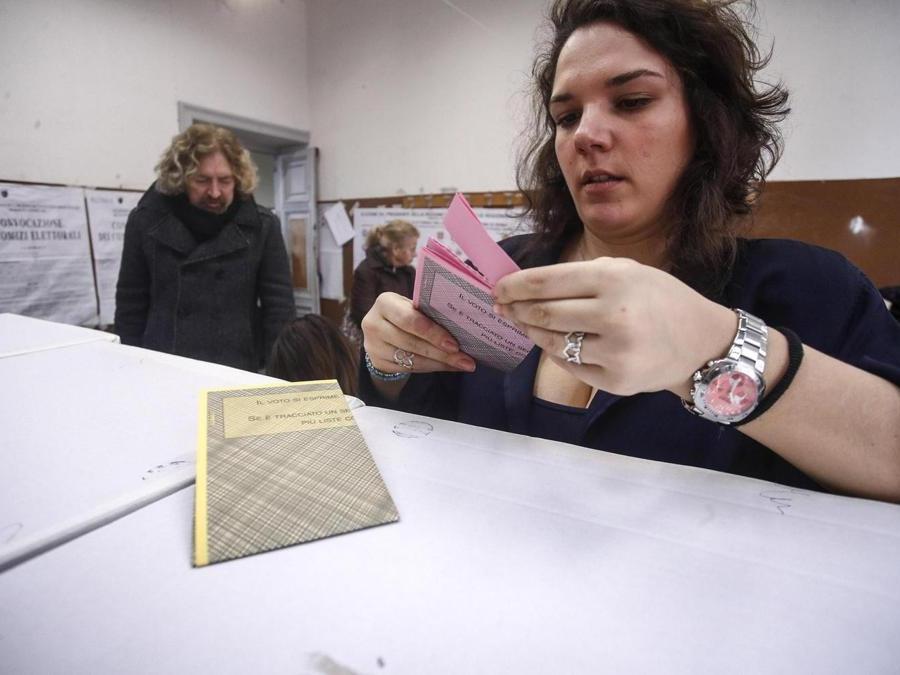 Operazioni di voto al seggio elettorale in via Panisperna, Roma ( ANSA/GIUSEPPE LAMI)