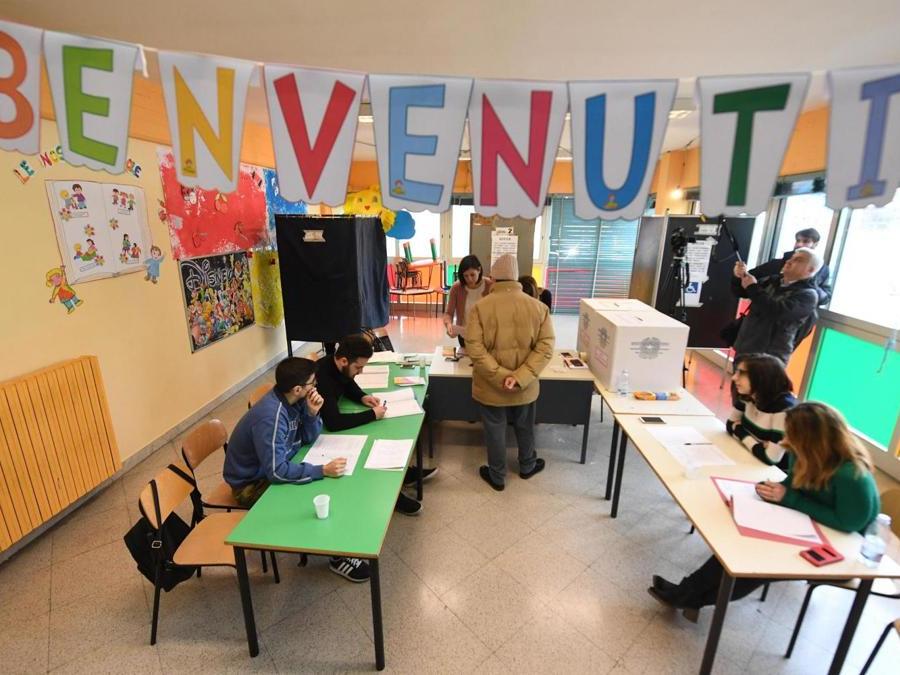 Operazioni di voto nella scuola "Sulmona" di Pomigliano d'Arco, Napoli (ANSA/CIRO FUSCO)