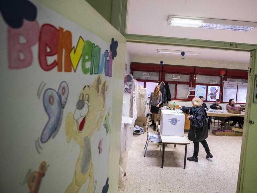 Un momento delle operazioni di voto per le elezioni nella sezione elettorale di via del Tintoretto, Roma (ANSA/ANGELO CARCONI)