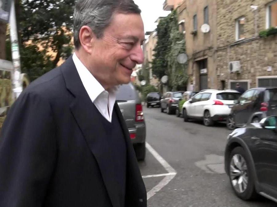 Il presidente della Bce, Mario Draghi, all'uscita dal seggio elettorale a Roma. (ANSA)