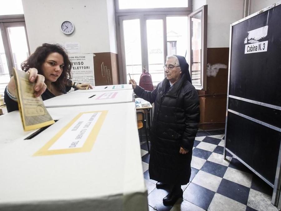 Seggio elettorale in via Panisperna, Roma ( ANSA/GIUSEPPE LAMI)