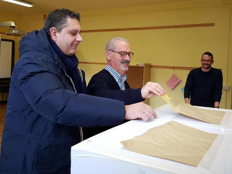 Il governatore della Liguria Giovanni Toti vota a Ameglia (La Spezia). (ANSA)