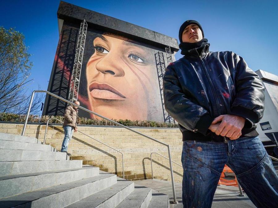 Il murales che ritrae l'attivista del movimento afroamericano statunitense Angela Davis, per opera dell'artista Jorit Agoch nell'ambito di un progetto di riqualificazione delle periferie di Napol, nel quartiere Scampia, 6 febbraio 2019. ANSA/CESARE ABBATE