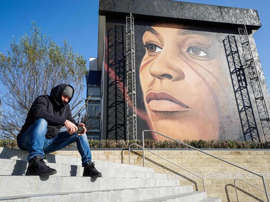 Il murales che ritrae l'attivista del movimento afroamericano statunitense Angela Davis, per opera dell'artista Jorit Agoch nell'ambito di un progetto di riqualificazione delle periferie di Napol, nel quartiere Scampia, 6 febbraio 2019. ANSA/CESARE ABBATE