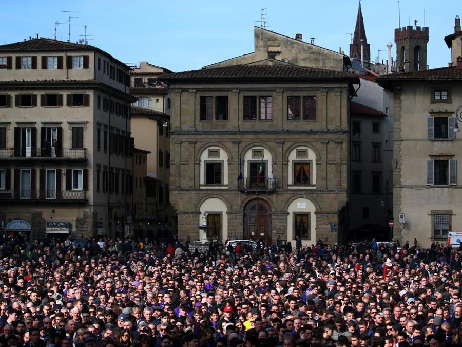 La piazza davanti alla Basilica di Santa Croce gremita di gente  (REUTERS/Alessandro Bianchi)