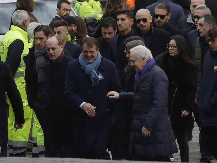 Francesco Totti insieme ad alcuni giocatori della Roma (AP Photo/Alessandra Tarantino)