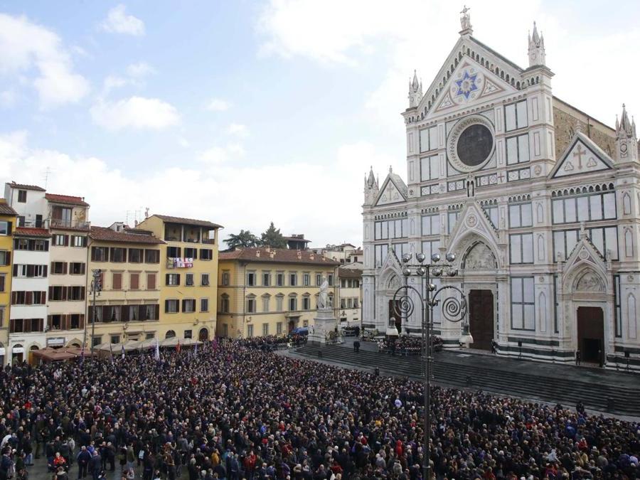 La piazza davanti alla Basilica di Santa Croce gremita di gente (Italy Photo Press)