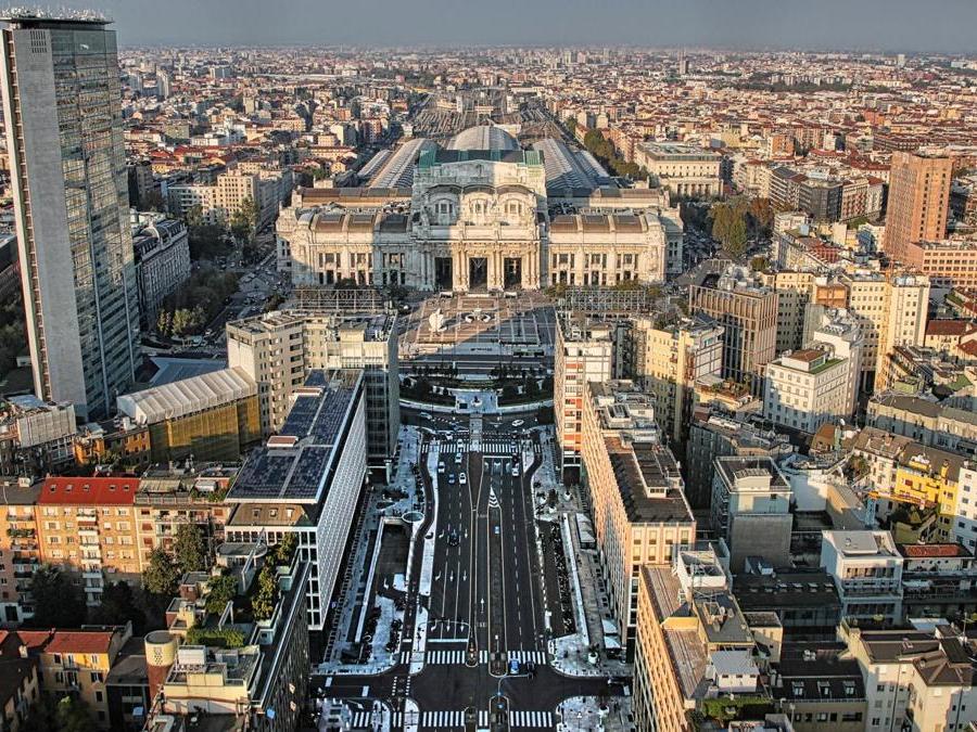 Veduta verso la Stazione Centrale e il Grattacielo Pirelli