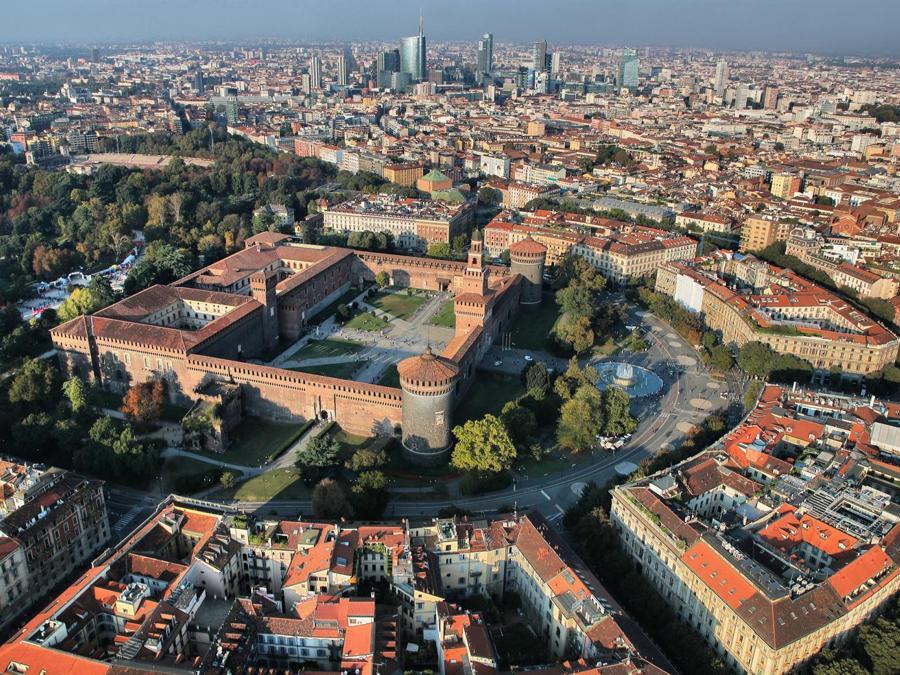 Veduta sul Castello Sforzesco e verso lo skyline 