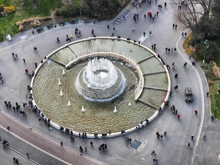 Veduta sulla fontana di piazza Castello