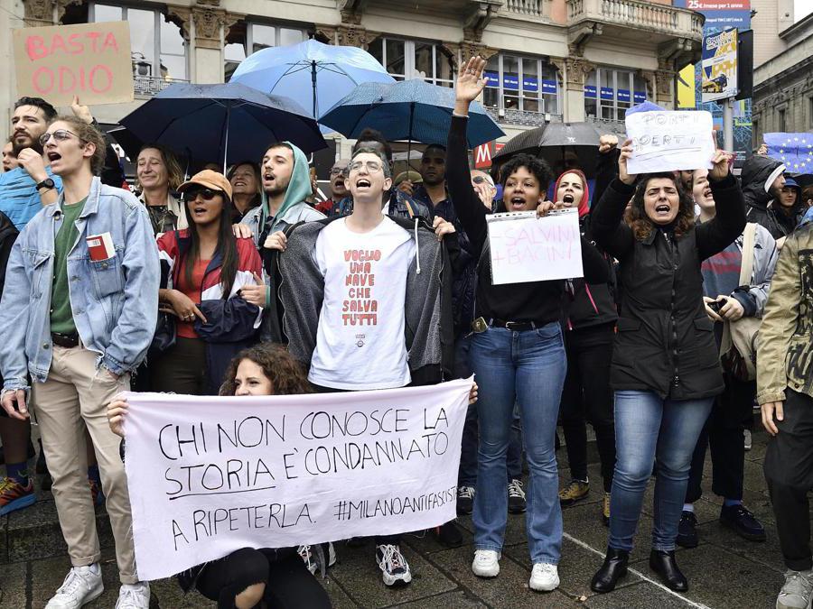 Contestatori durante la manifestazione della Lega in piazza Duomo “Prima l'Italia. Il buon senso in Europa”. (Ansa/Flavio Lo Scalzo)